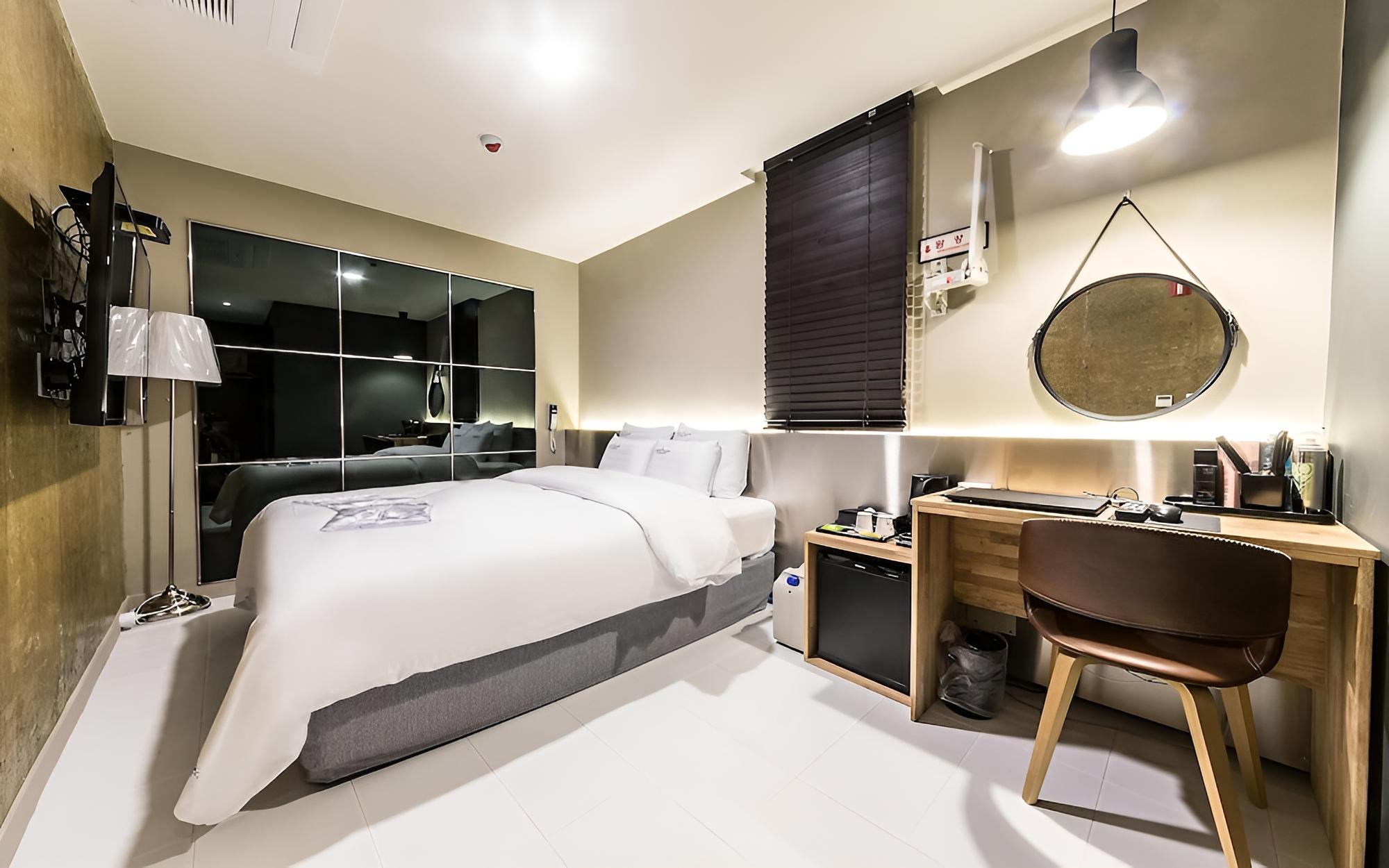 Room (Superior Black (Espresso)) - Photo 1