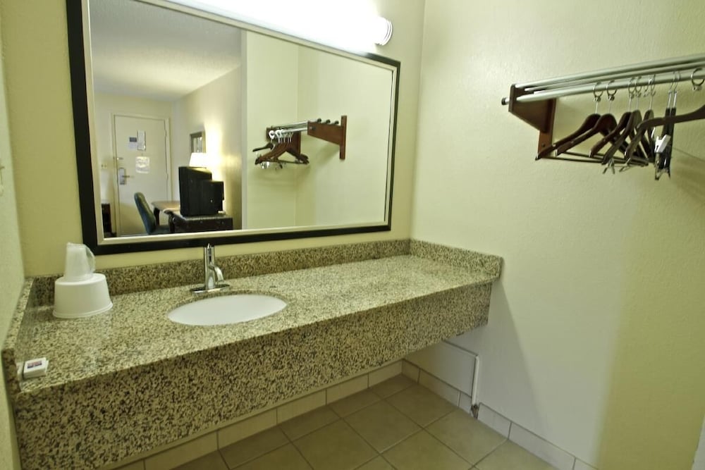 Standard Room, 2 Double Beds, Smoking photo 3