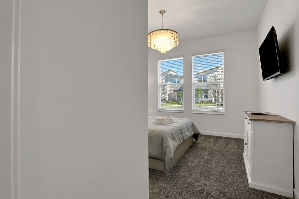 House, 6 Bedrooms