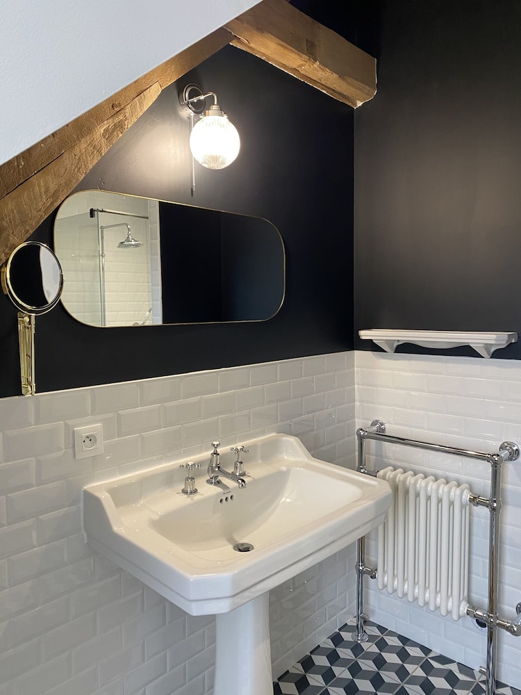 Romantic Double Room, Private Bathroom, City View - Photo 3