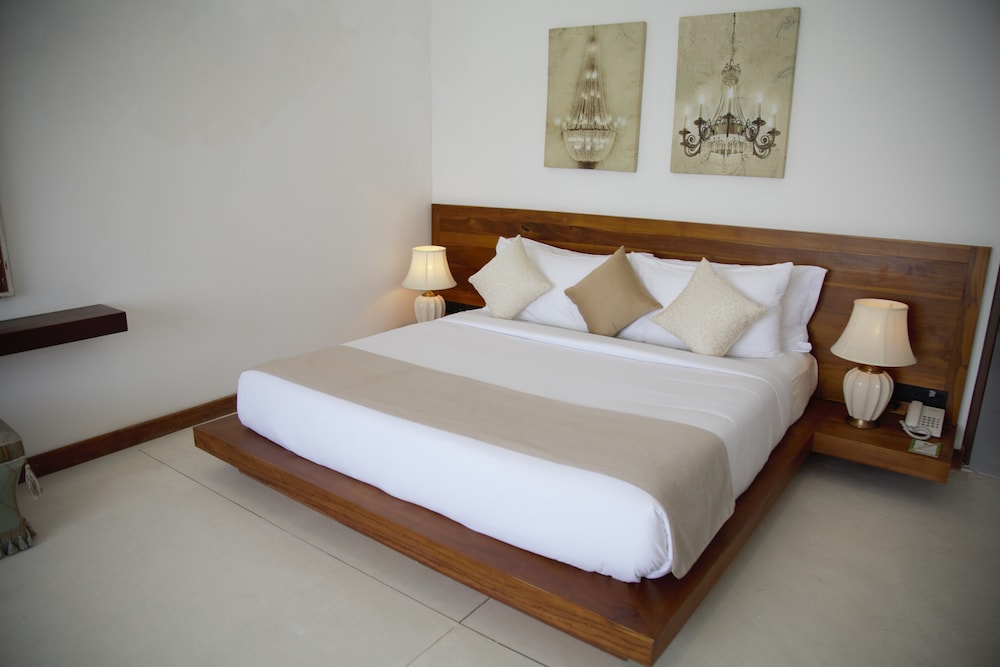 Luxury Suite, 1 King Bed, Balcony, Sea View photo 2