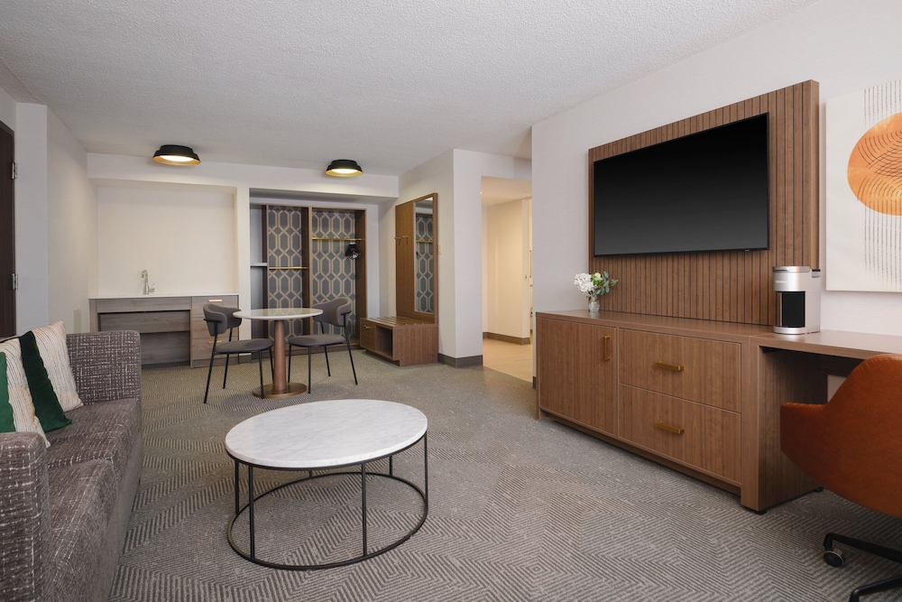 Suite, 1 Bedroom, Mobility Accessible (Communications)