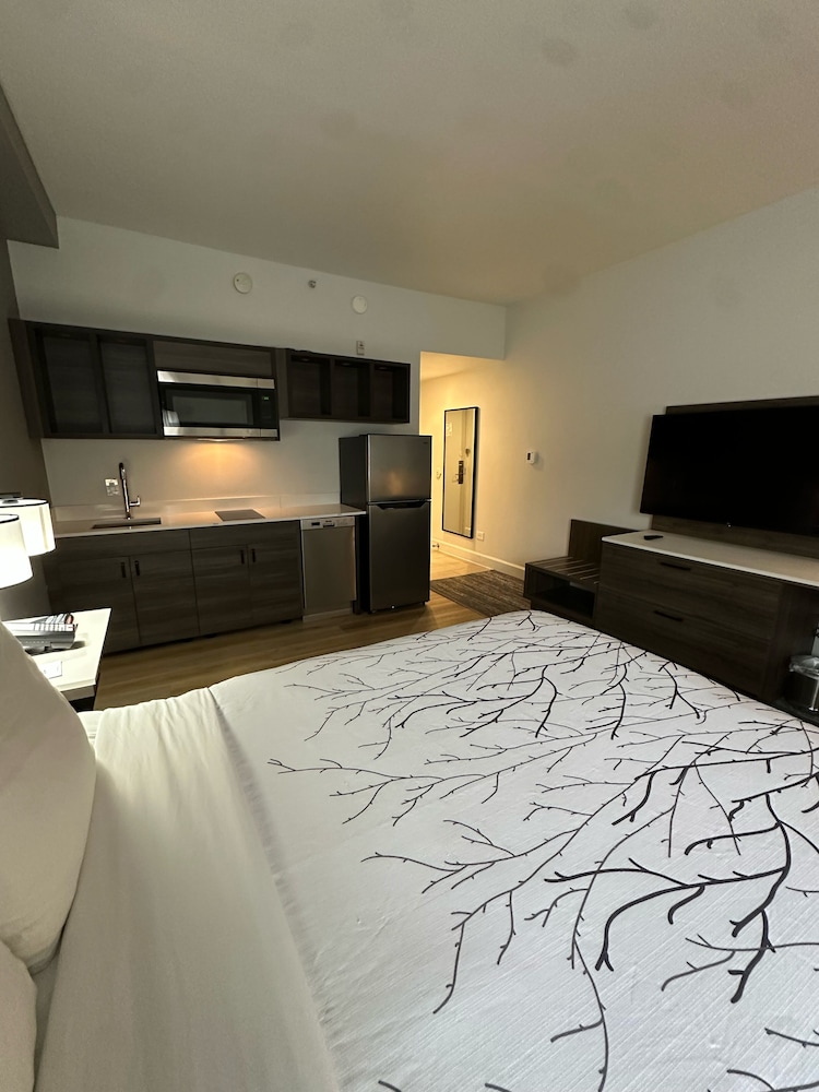 Standard Room, 1 Queen Bed, Kitchenette, Pool View (Shower Only)