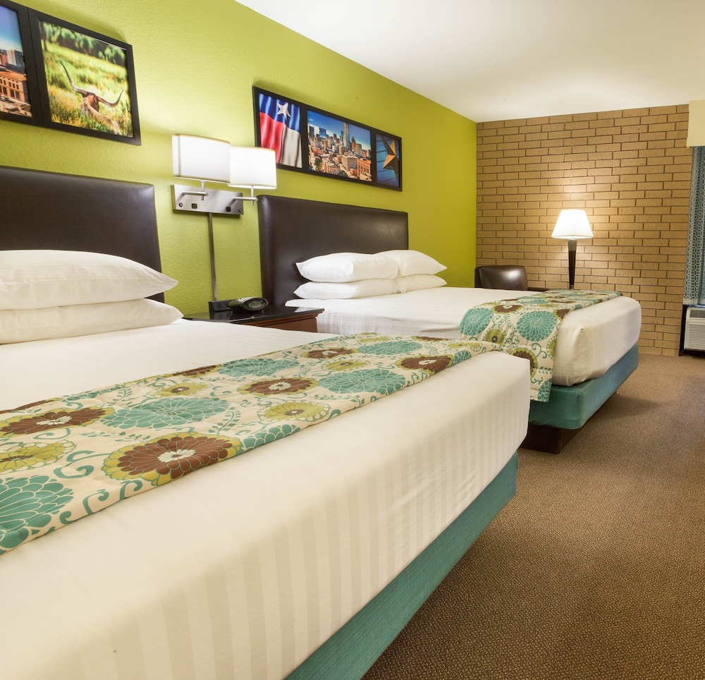 Room, 2 Queen Beds, Non Smoking - Photo 2