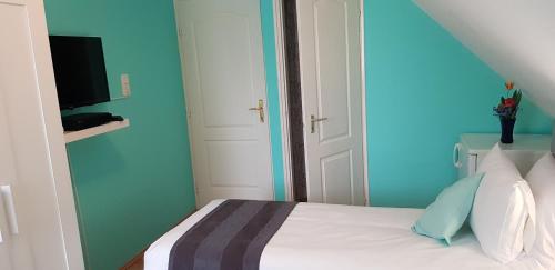 Twin Room with Bathroom photo 1