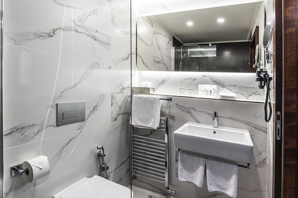 Executive Double or Twin Room (with king size bed) thumbnail 6