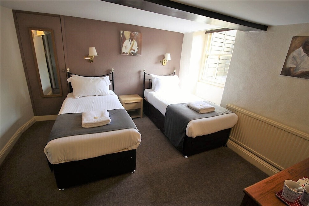 Standard Twin Room, Ensuite photo 2