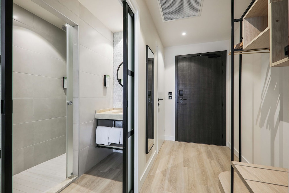 Standard Room, 2 Twin Beds - Photo 12