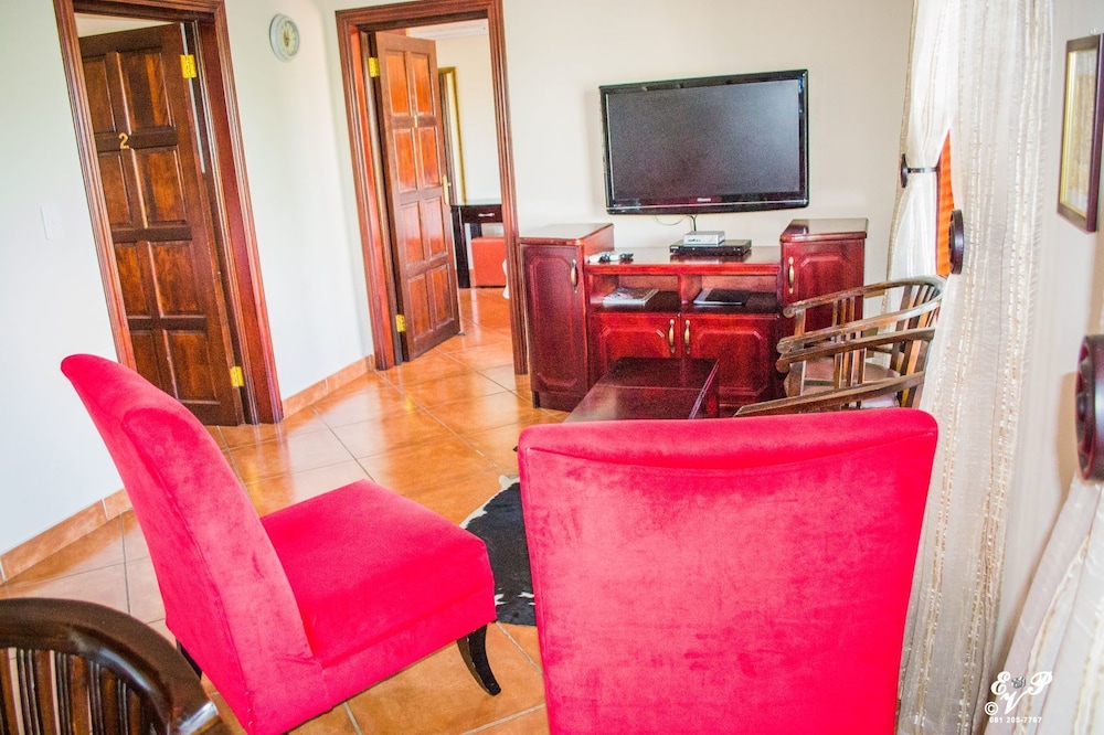 Suite (Love Bird) photo 2