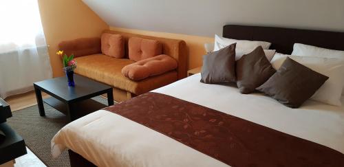 Queen Room photo 2