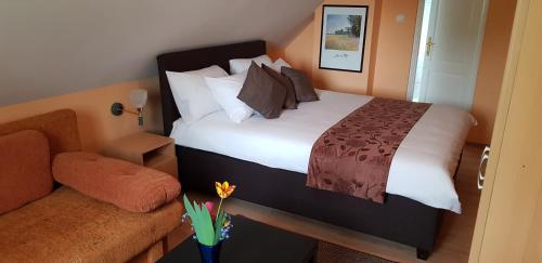 Queen Room photo 3