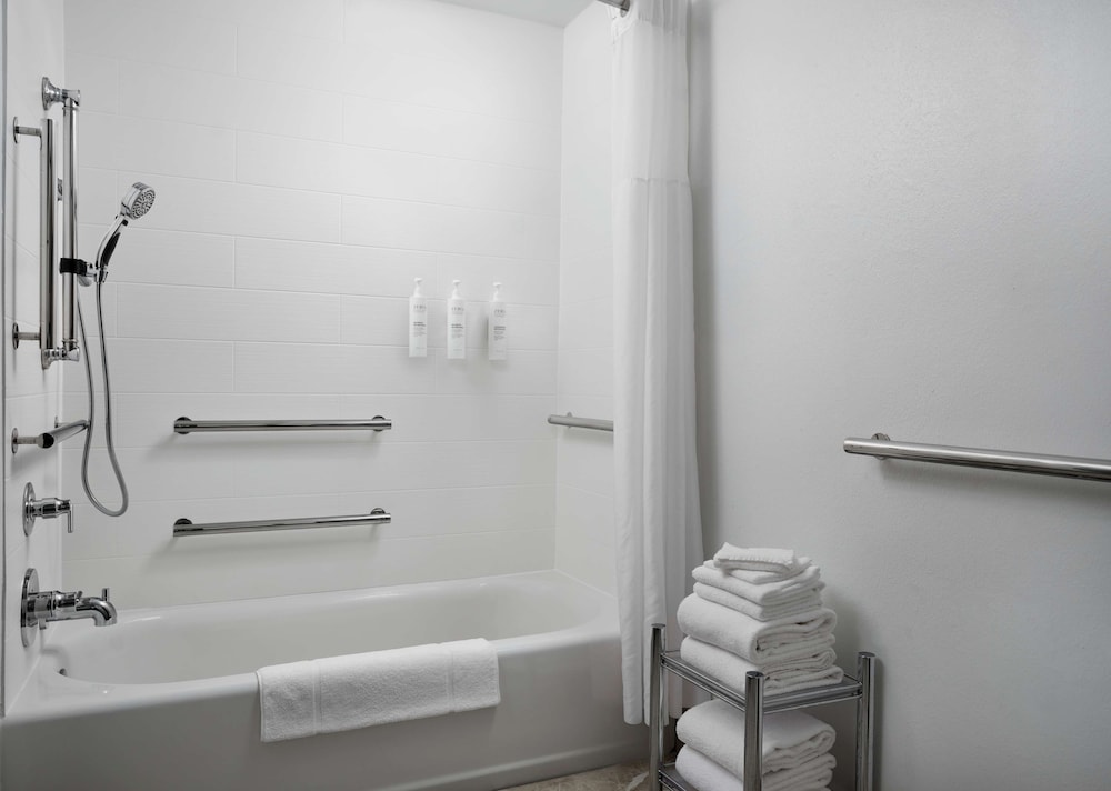 Room, 1 King Bed, Accessible, Bathtub - Photo 3