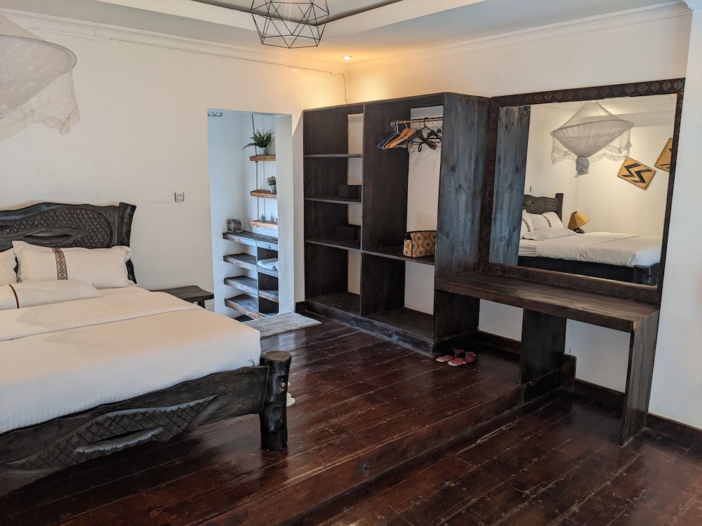 Family Apartment, 1 King Bed, Hill View