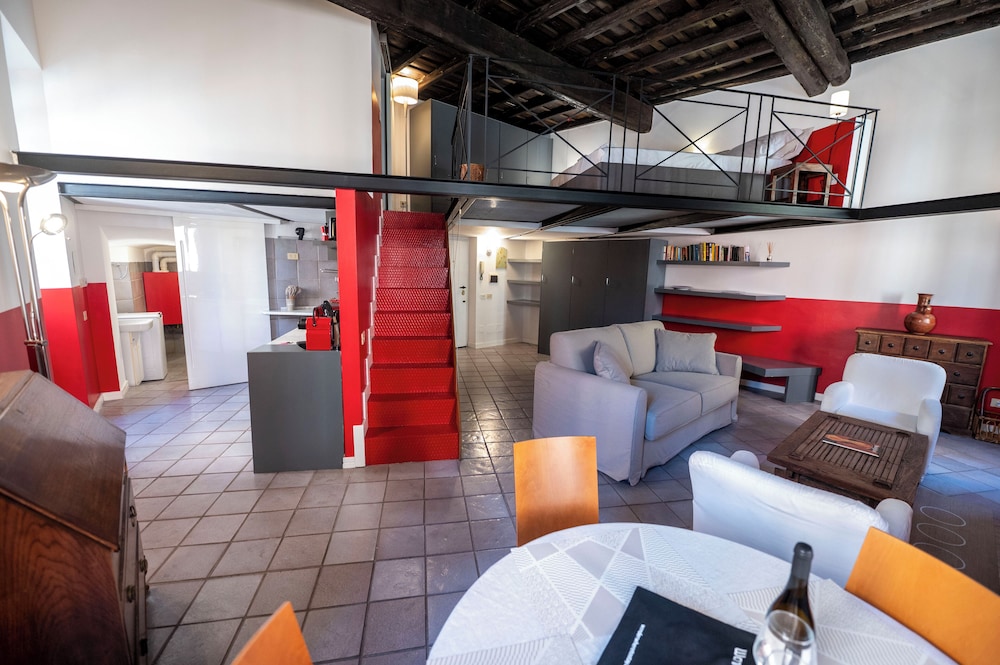 The Scarlet Loft in Trastevere (Via della Luce 71)