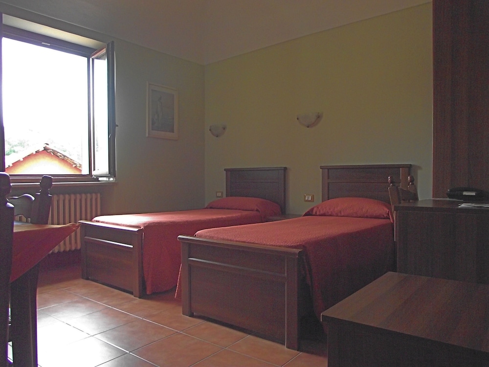 Twin Room, 2 Twin Beds photo 2