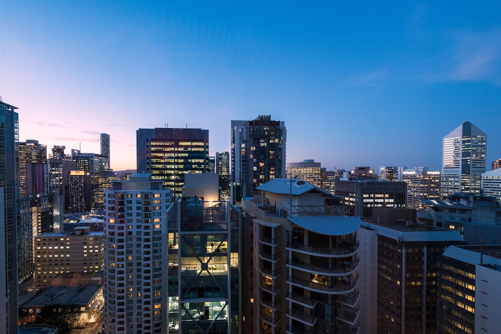 Club Room, 1 King Bed, City View