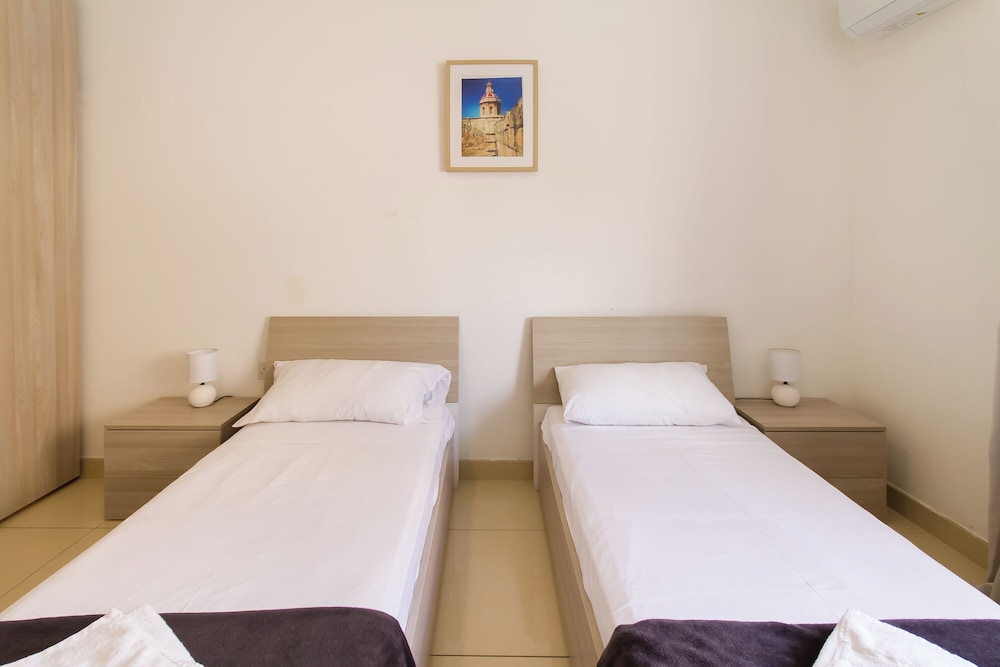 Standard Room, Multiple Bedrooms (SwieqiStay Room1 Shared Bath -) photo 3
