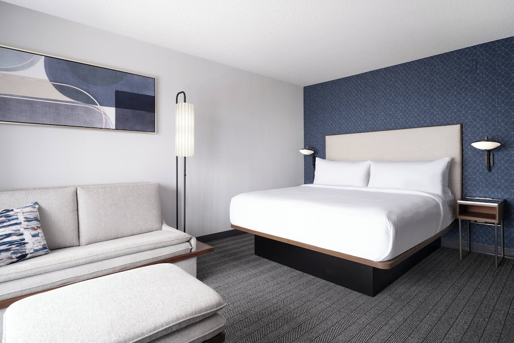Room, 1 King Bed (Mobility/Hearing Access, Roll-In Shwr) - Photo 1