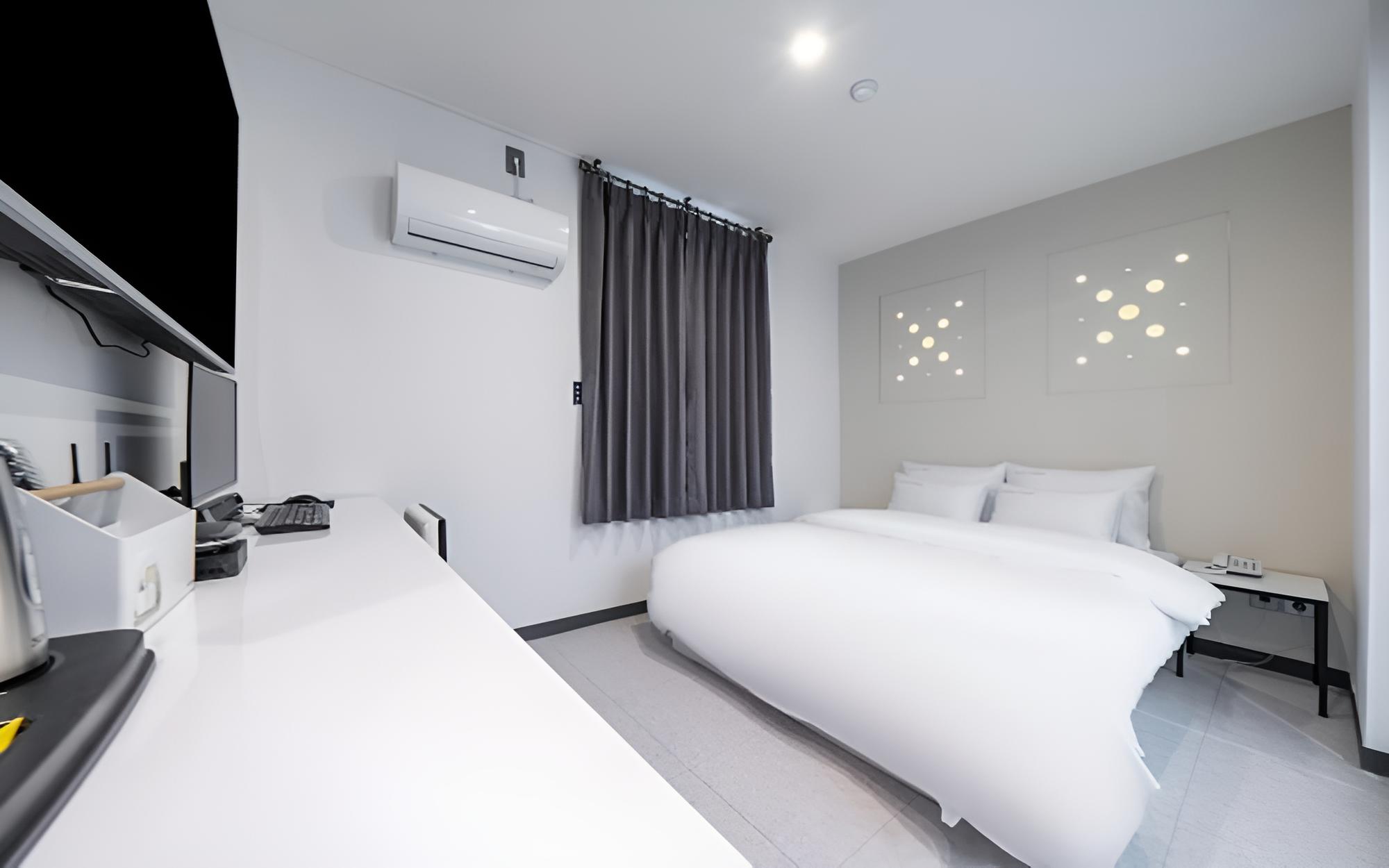 Room (Non-smoking room (Netflix + Disney or)