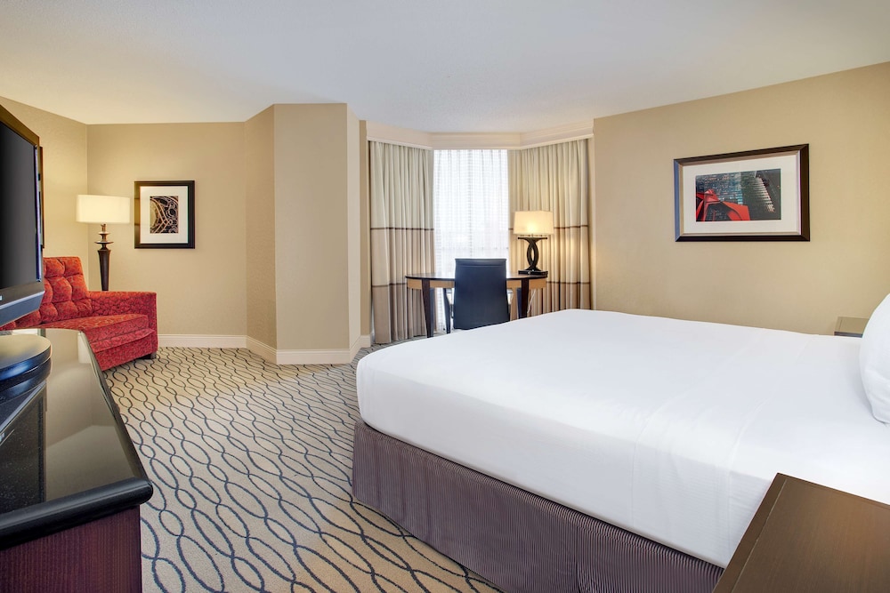 1 King Bed – Junior Suite – Mobility/Hearing Accessible w/ Bathtub photo 2