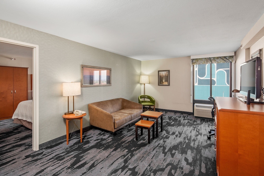 Suite, 2 Bedrooms - Photo 4