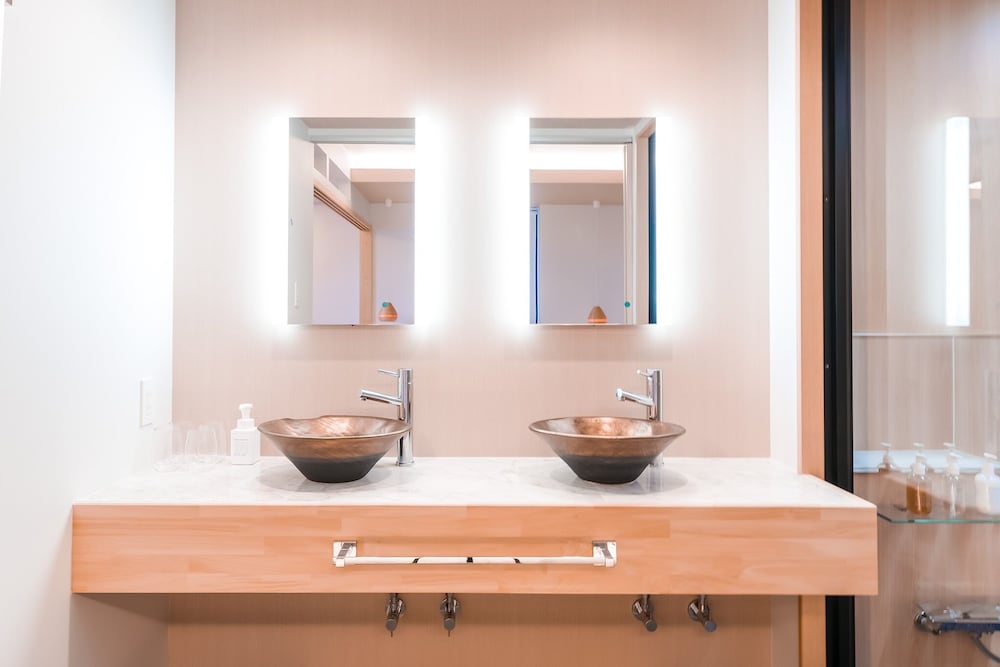 Superior Room, Multiple Beds, Non Smoking, Bathtub thumbnail 5