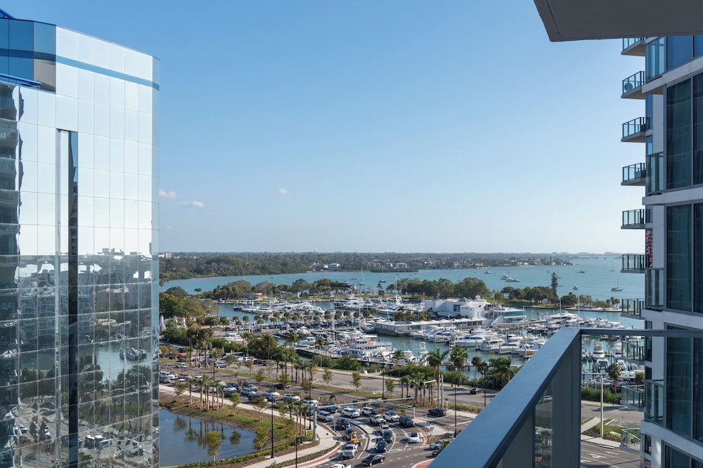 Premium Room, 1 King Bed, Balcony, Marina View, photo 6