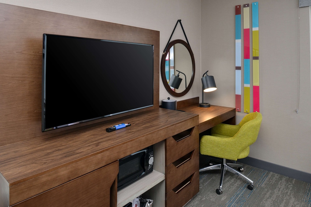 Room, 1 King Bed, Refrigerator & Microwave - Photo 2