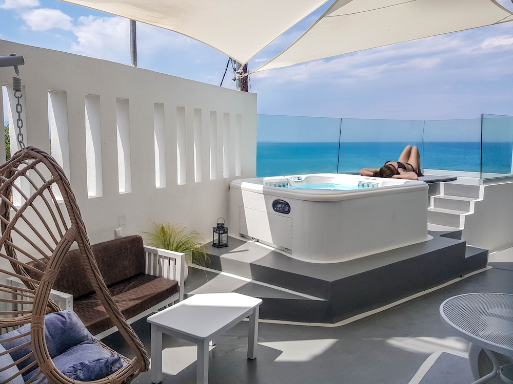 Deluxe Room with Outdoor Jetted Tub & Sea View photo 3