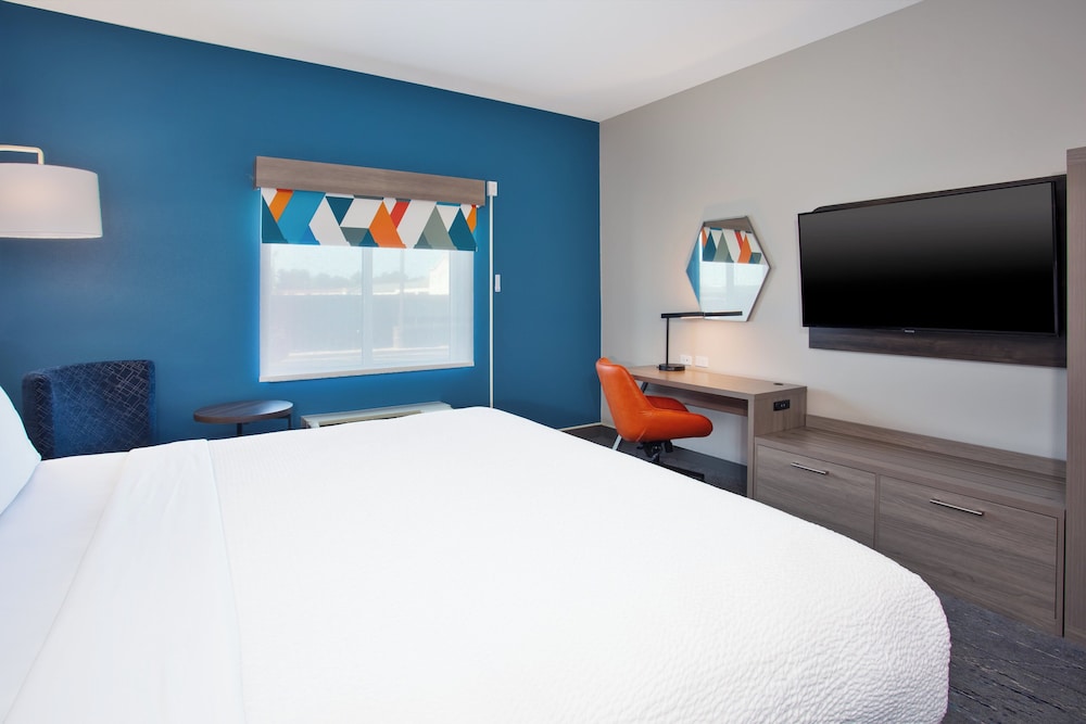 Room, 1 King Bed, Accessible (Communications, Mobil, Roll-In Shower) photo 3