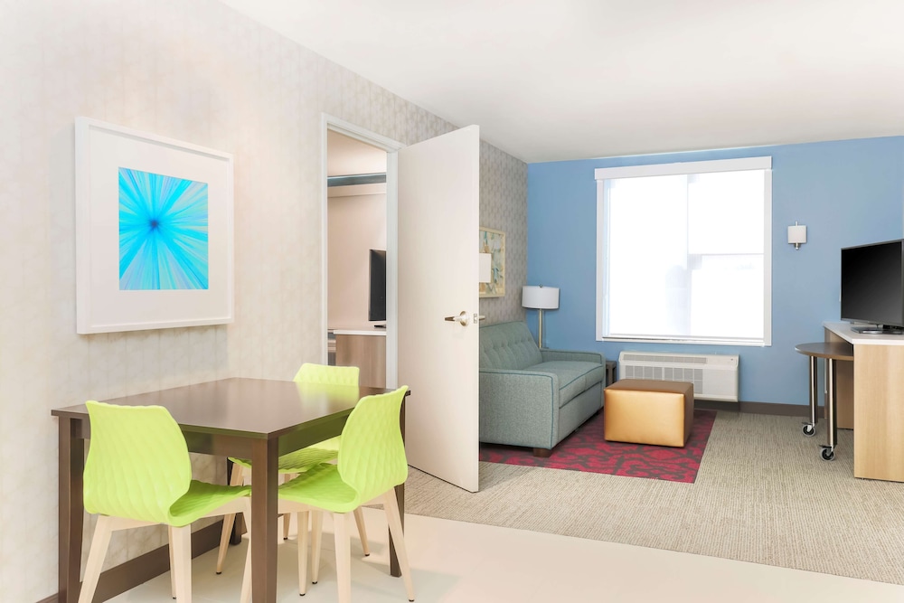 Suite, 1 Queen Bed, Accessible, Bathtub - Photo 2