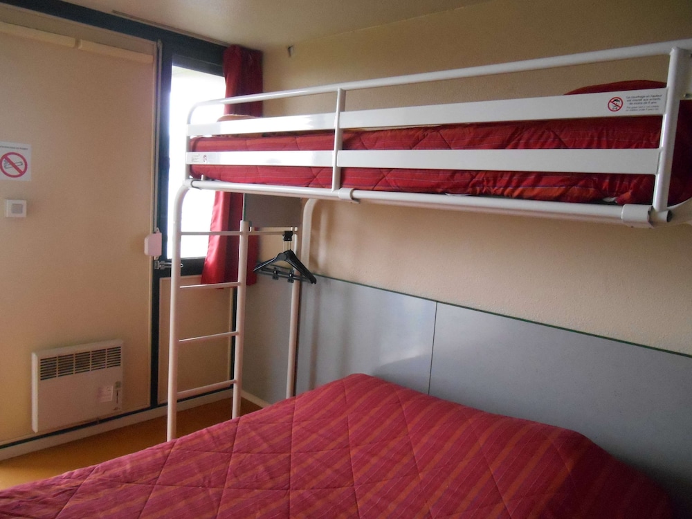 Standard Room, 3 Twin Beds - Photo 4