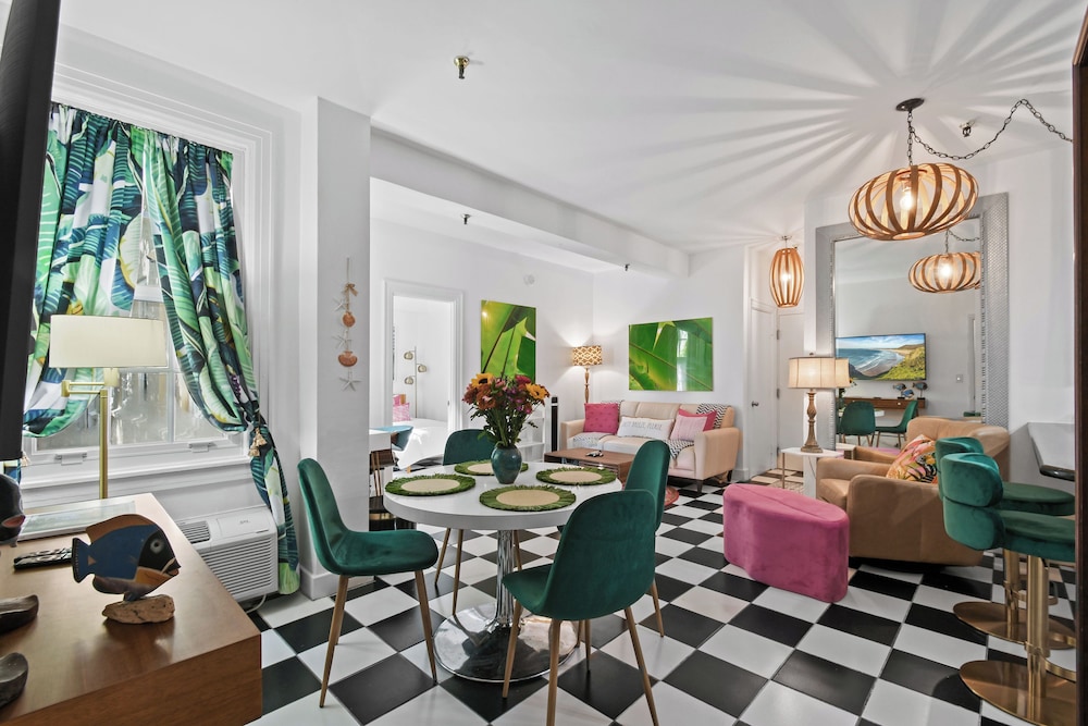Condo, Tropical Gem 2 br