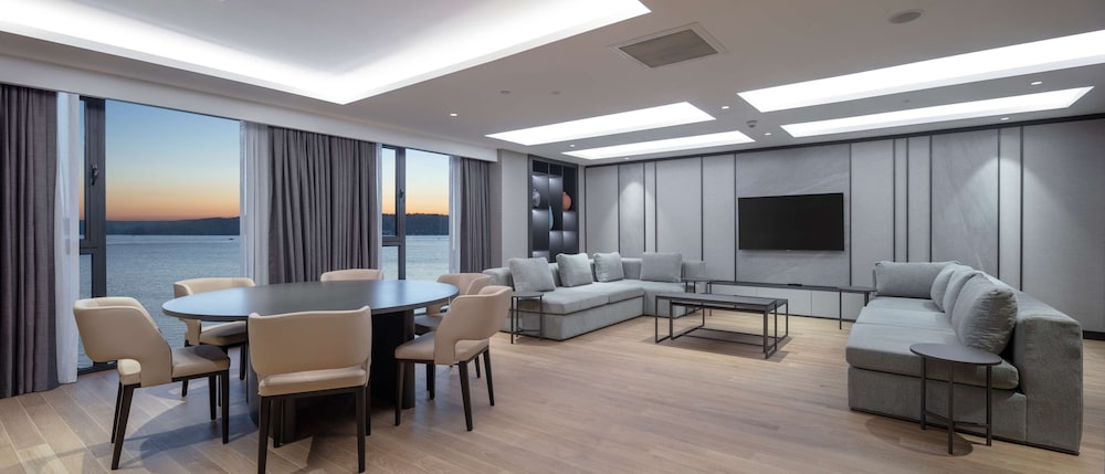 Presidential Suite, 1 King Bed thumbnail 6