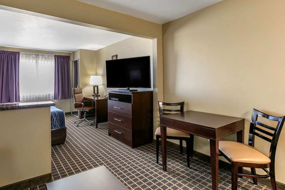 Suite, Multiple Beds, Non Smoking - Photo 7