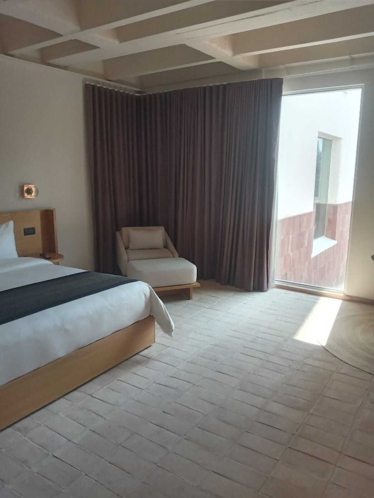 Room, 1 King Bed (Roll-In Shower) - Photo 6