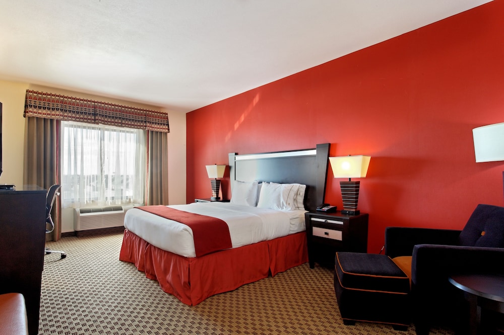 Suite, 1 King Bed with Sofa bed (Wet Bar) - Photo 2