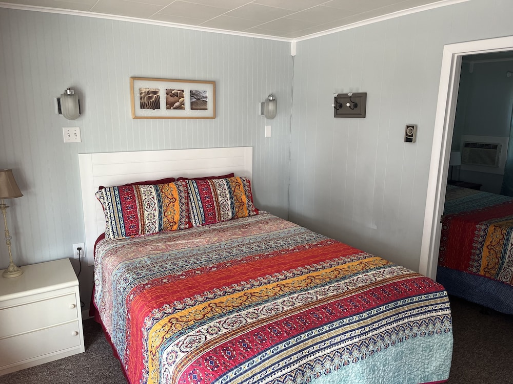 Suite, 2 Bedrooms, Refrigerator & Microwave