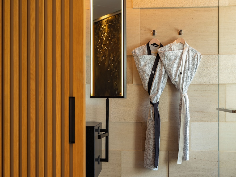 Harmony Oceanfront Master Suite with Complimentary Rainforest Experience once per stay thumbnail 5