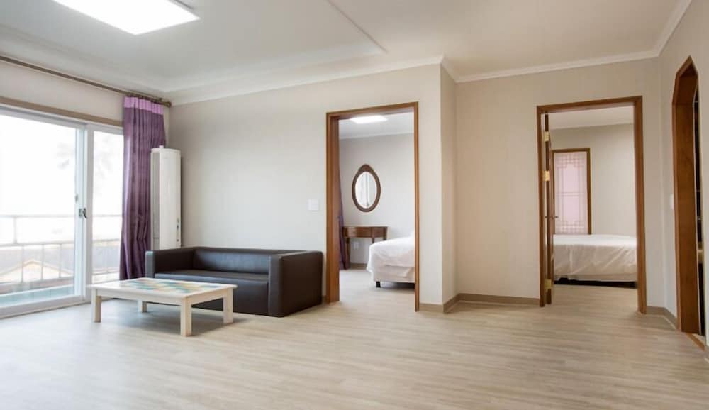 Room, 2 Bedrooms photo 3
