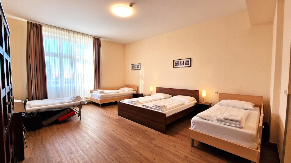 Quintuple Room, 1 Double + 3 Single Beds photo 1