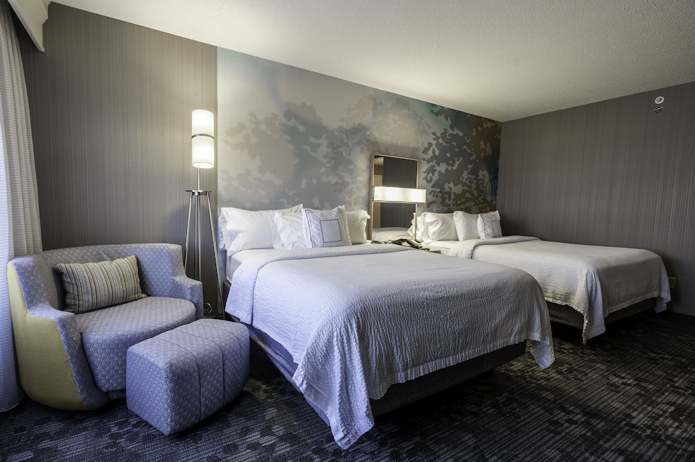 Room, 2 Queen Beds (Mobility Accessible, Tub) - Photo 2