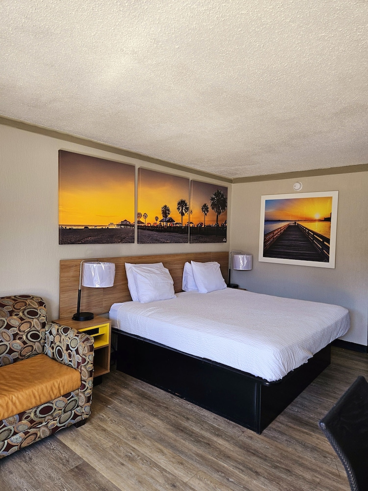 Room, 1 Queen Bed, Refrigerator & Microwave photo 2