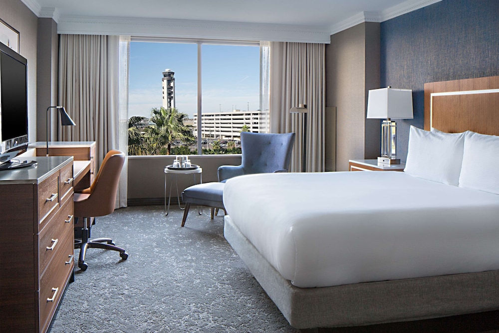 Room, 1 King Bed, Accessible (Roll-in Shower)