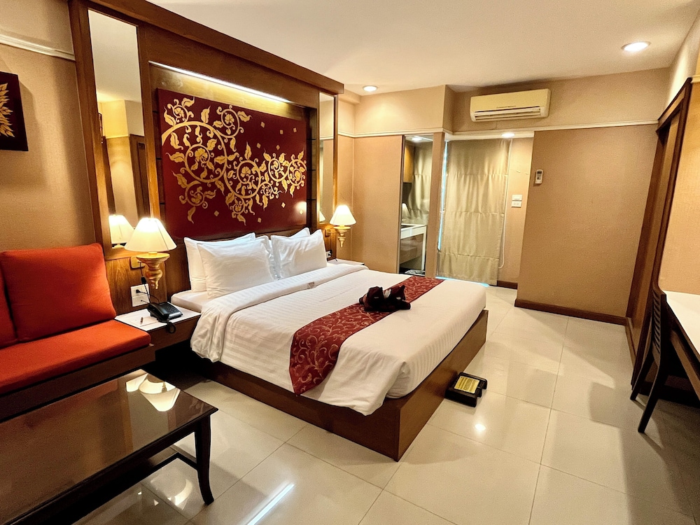 Deluxe Double Room - Room Only No Airport Transfer photo 2