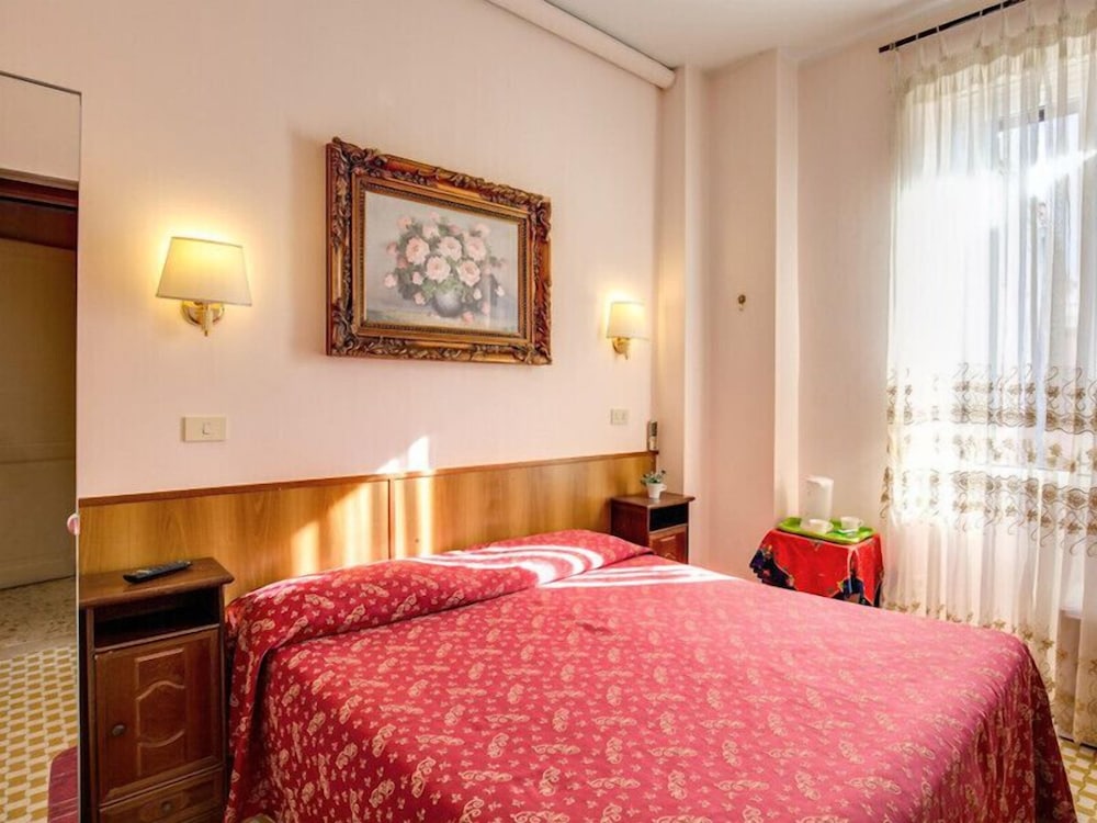Double or Twin Room photo 3