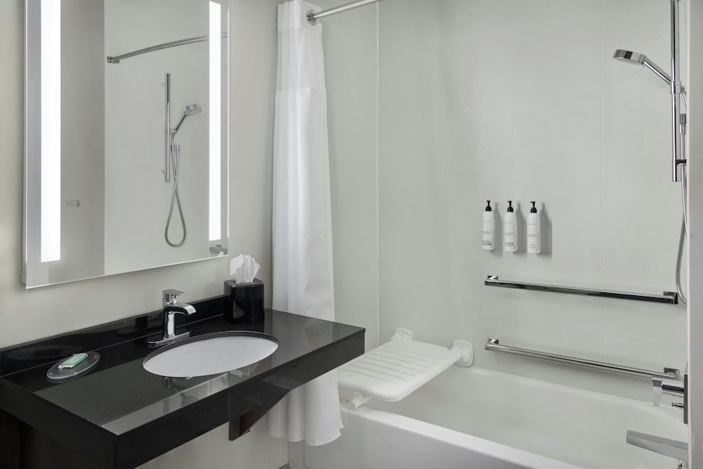 Room, 1 King Bed (Mobility/Hearing Accessible, Tub) - Photo 4