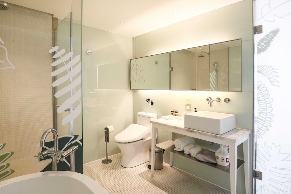 Corner Room, Bathtub, City View