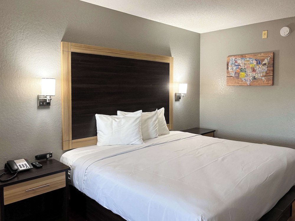 Deluxe Room, 1 King Bed, Smoking, Refrigerator & Microwave, photo 6