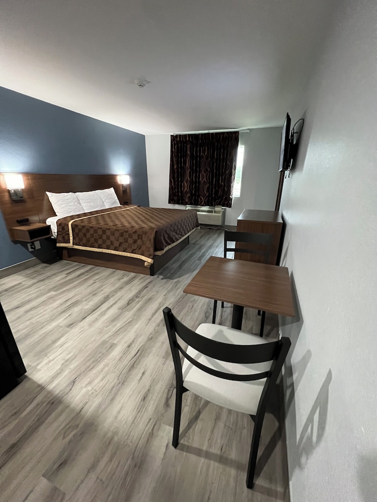 Room, 1 King Bed, Non Smoking photo 3